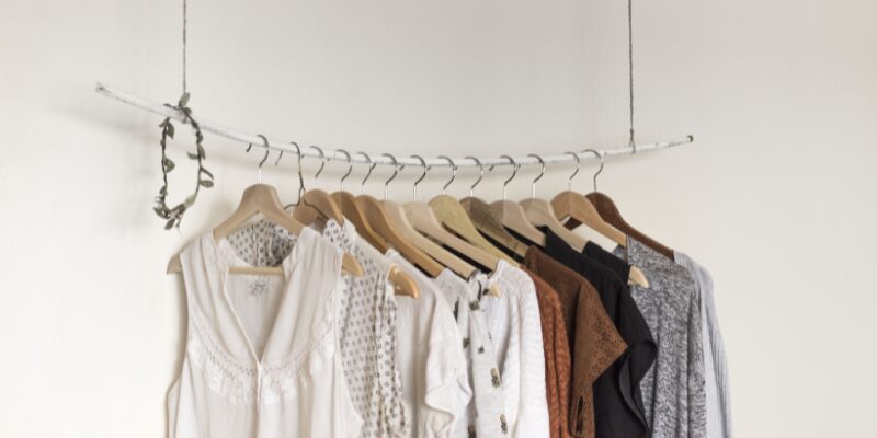 トコジラミやダニが外出先で付く恐れがあるので帰宅したくしたらすぐ洋服はかける。