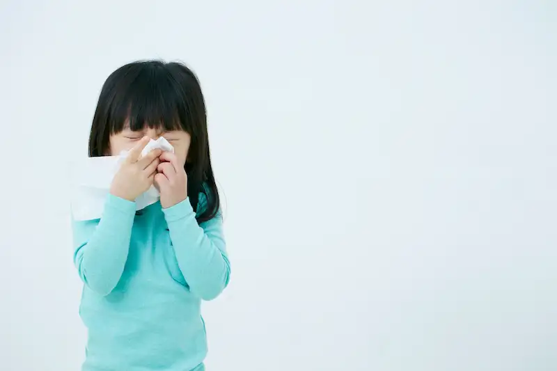 ダニのアレルギーで鼻水が出ている女の子